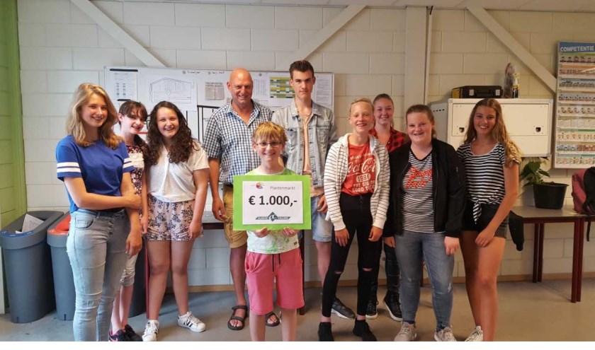 De plantenmarkt van het Clusius College Castricum was dit jaar een groot succes er werd flink verkocht en dus kon er een flink geldbedrag overhandigd worden