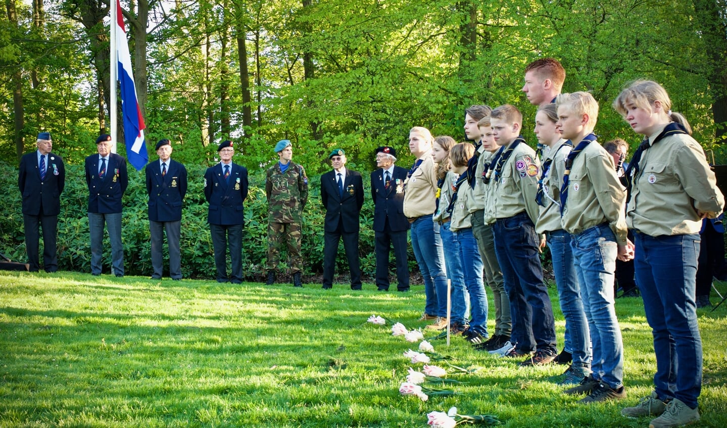 Veteranen en scouts tijdens de Dodenherdenking.