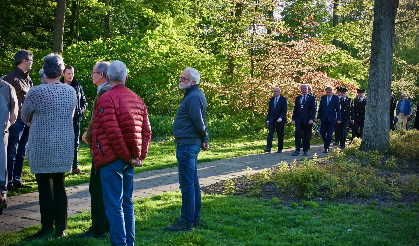 Deelnemers aan de Stille Tocht komen aan bij 'De Man van Vught'