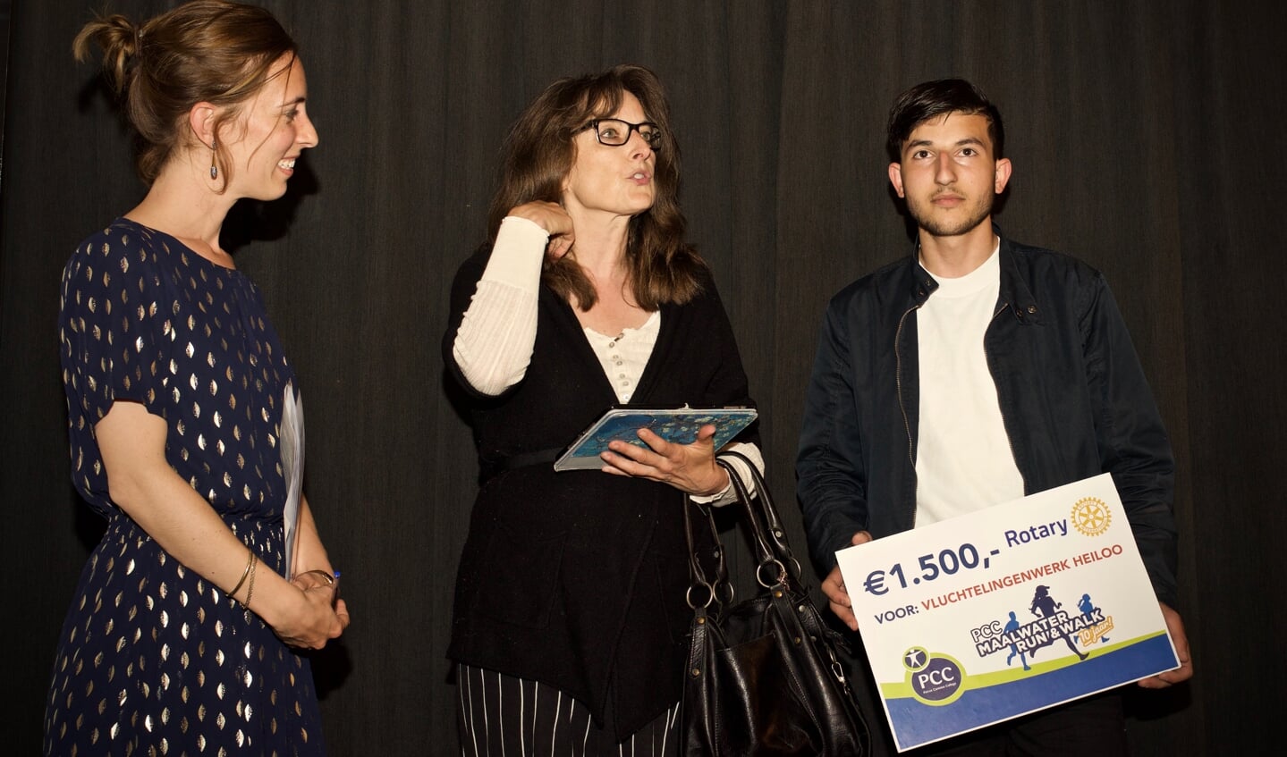 Vluchtelingenwerk ontvangt een cheque van € 1.500,00 van de Rotary. Vlnr. Mirte van Lingen (Rotary), Jeannette de Groot en Bekas Illias (Vluchtelingenwerk).