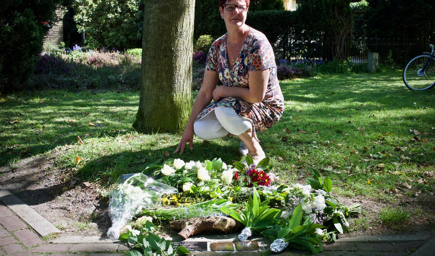 Anja van Snellingberg-van Lieshout
bij de gedenksteen en de Stolpersteine voor het huis aan de Spoorlaan 4.