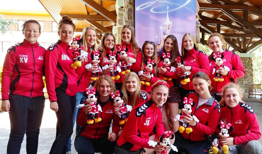 Staand v.l.n.r: Kayleigh, Maartje, Isa, Didonne, Lisa, Tes, Anne, Fem en Floortje
Hurkend v.l.n.r.: Nadeche, Esmé, Julia Demi en Danique