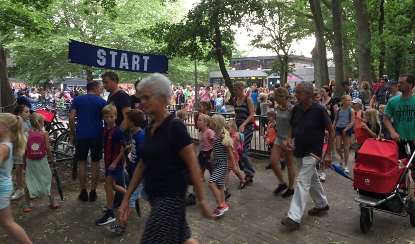 Het is gezellig bij de start van de eerste avond.