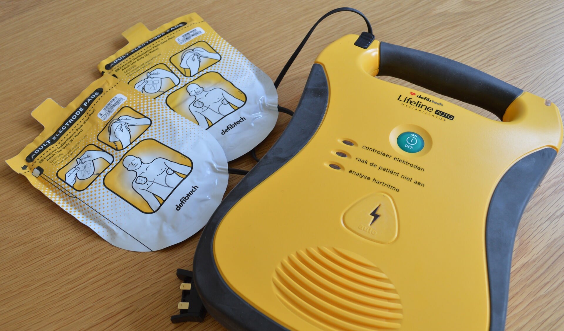 Een automatische externe defibrilator (AED).