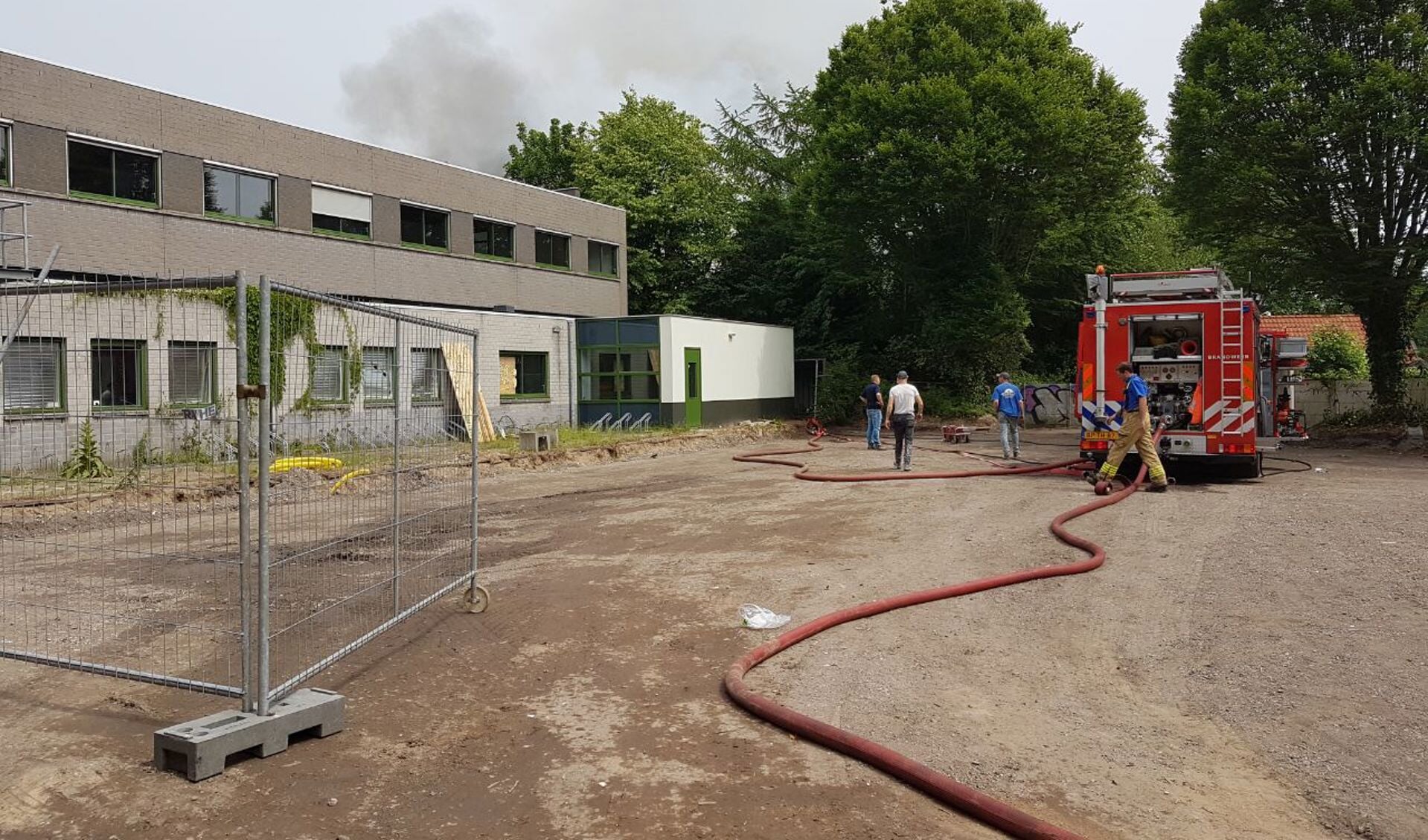 De brandweer bereikte het pand via het terrein van Landschap Noordholland. 