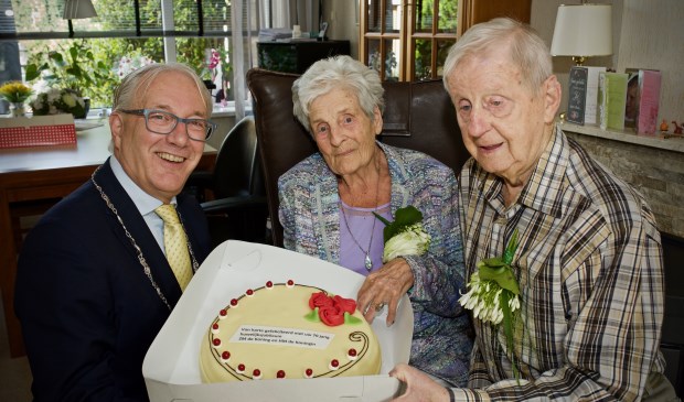 Burgemeester Hans Romeyn nam een taart mee namens de koning en de koningin.