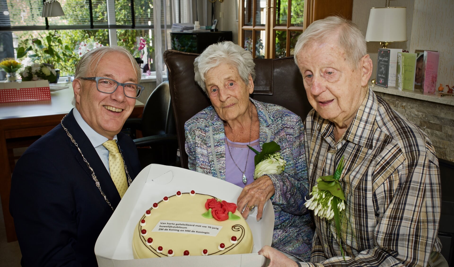 Burgemeester Hans Romeyn nam een taart mee namens de koning en de koningin.