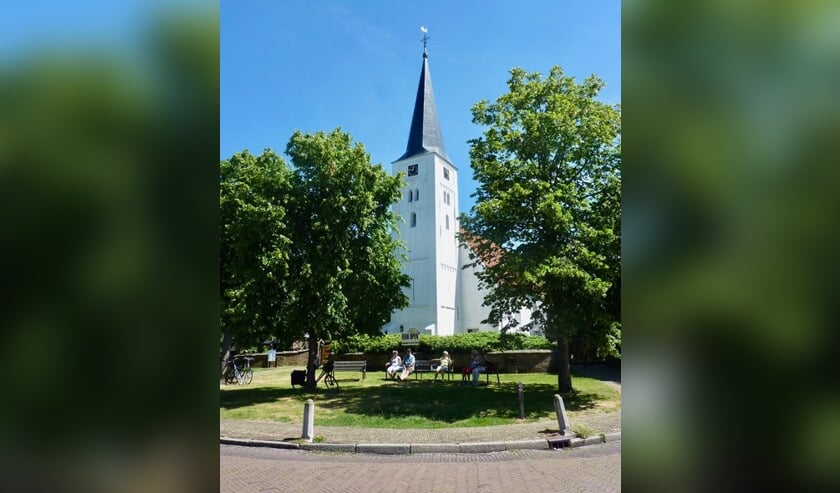 Van afstand lijkt de kerk wit, maar als je dichterbij komt is de groene aanslag goed zichtbaar.