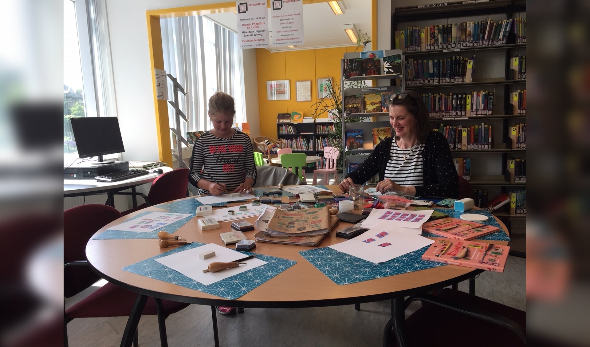 Workshop stempel maken tijdens de Kunstroute in het Lees Lokaal. 