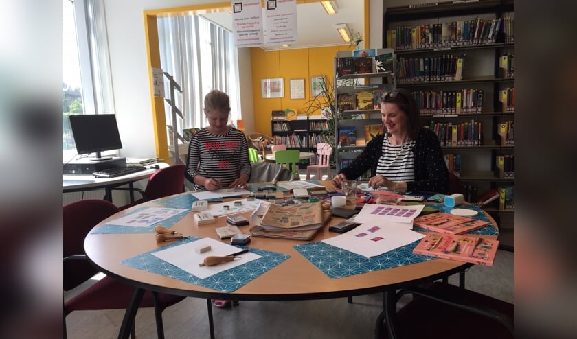 Workshop stempel maken tijdens de Kunstroute in het Lees Lokaal.
