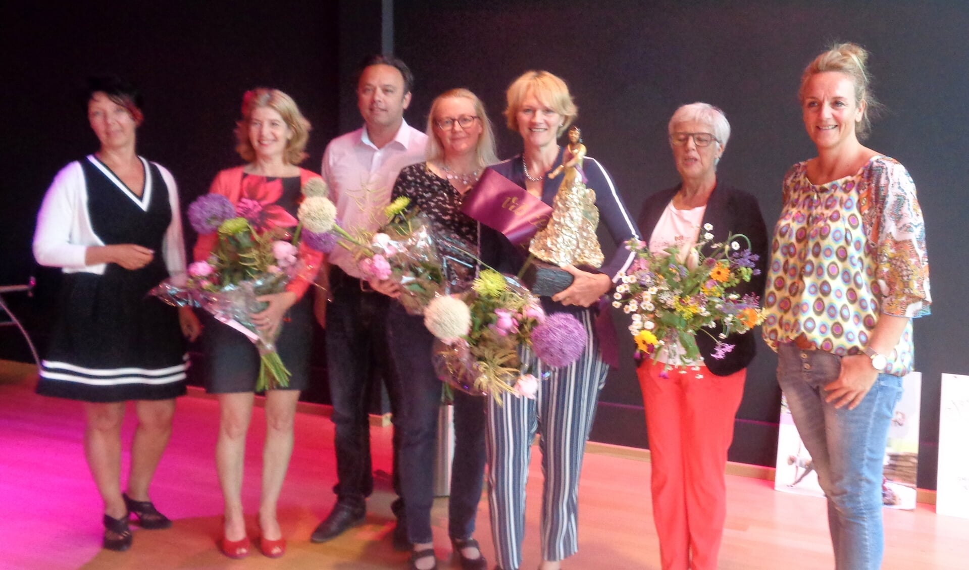 v.l.n.r. Anja van der Horst, Anna Koster, Vincent Smit, Thirza Schraa, winnares Ellen Copini, Marjo Klaver en Lonneke Deutekom