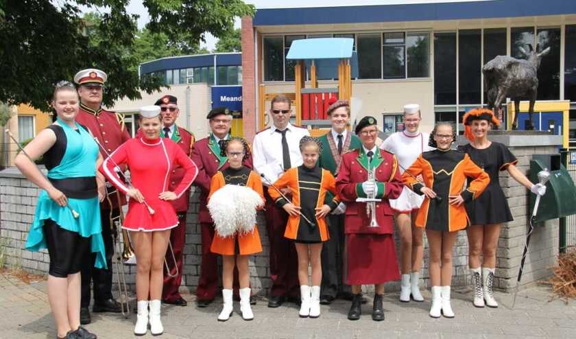 Bandleden en majorettes liepen in de verschillende uniformen van de afgelopen 50 jaar.