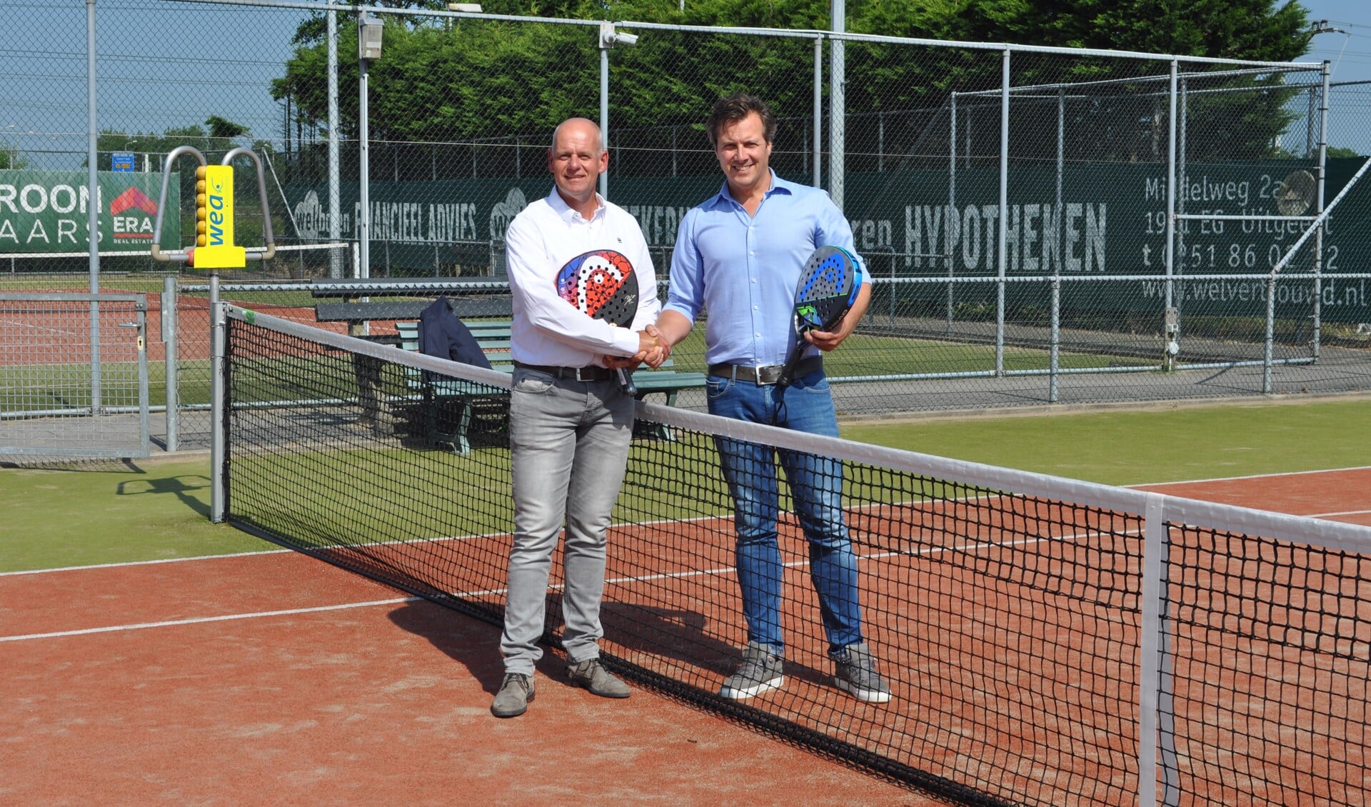 Peter Kransberg (voorzitter TC Uitgeest) en Serge Bos (Rekre Sport) na de ondertekening. 