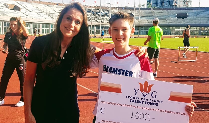 Yvonne van Gennip overhandigt een mooie cheque aan Jouke Windig