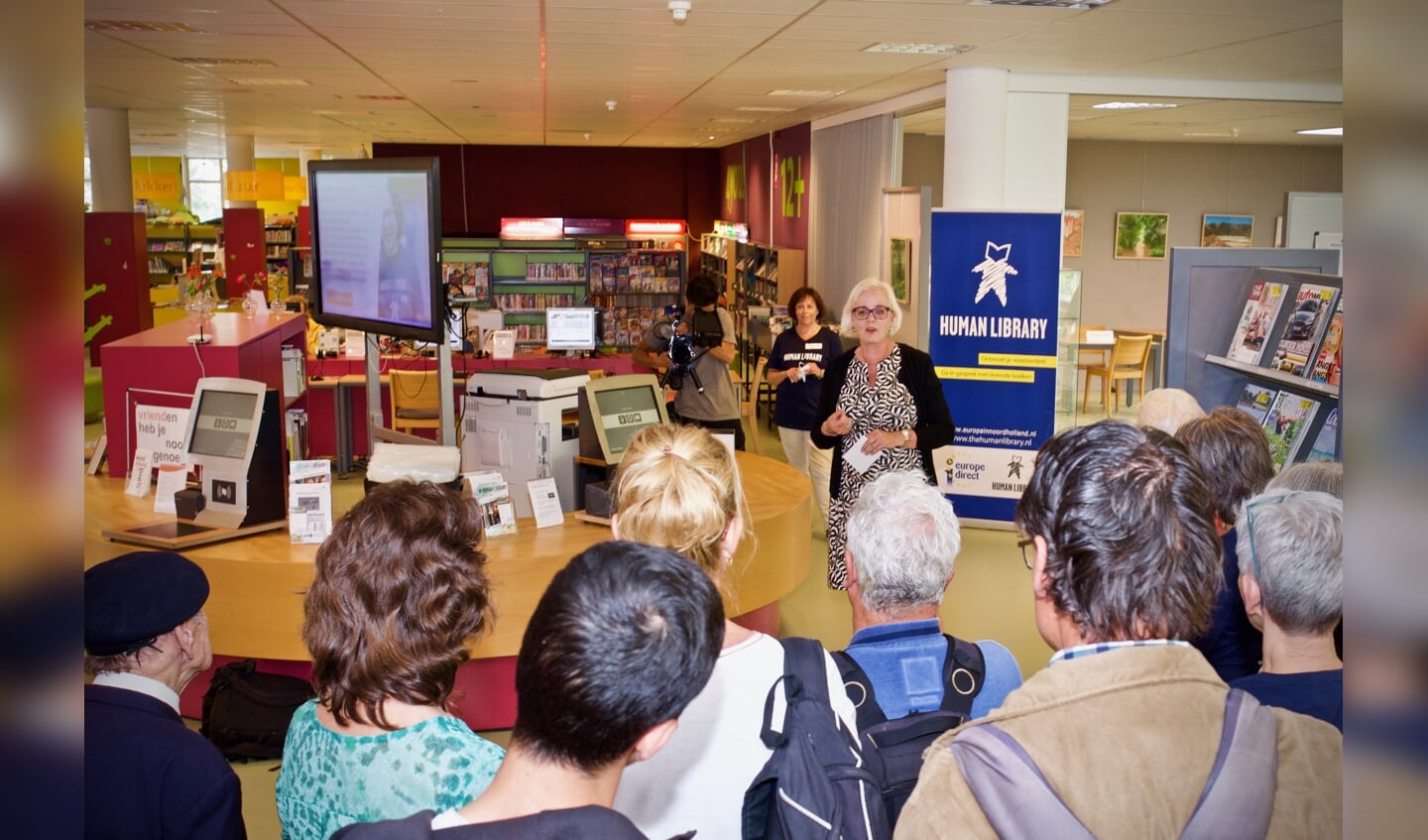 Wethouder Elly Beens opent de Human Library in Heiloo.