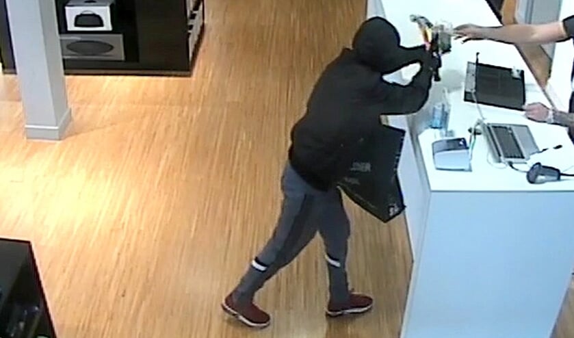 Overvaller bedreigt het personeel van Apple-winkel Amac aan de Westerwerf in Uitgeest.