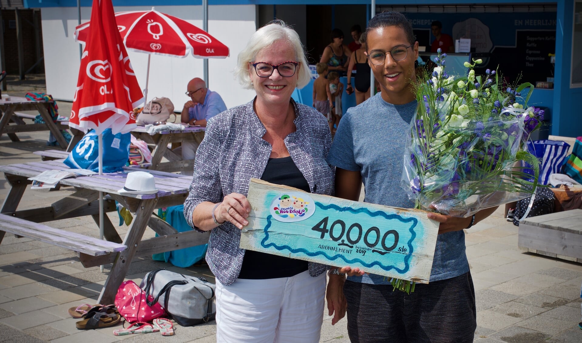Wethouder Elly Beens feliciteert de 40.000ste bezoeker van zwembad Het Baafje, Brim Adrichem.