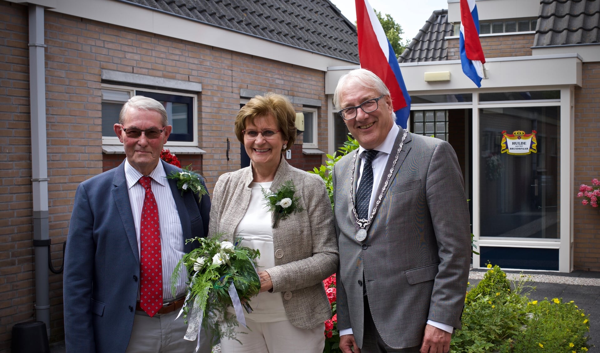 Bruidspaar Schouten-van den Bergh en burgemeester Hans Romeyn.