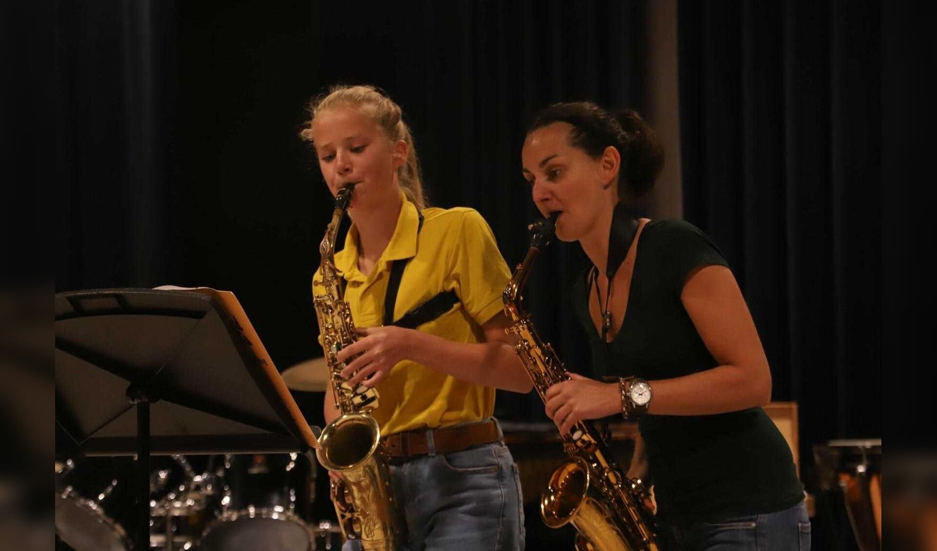 Sofie is tijdens het buitenconcert te horen in het opleidingsorkest. Op de foto staat ze samen met haar docente Kim Hoogvliet.
