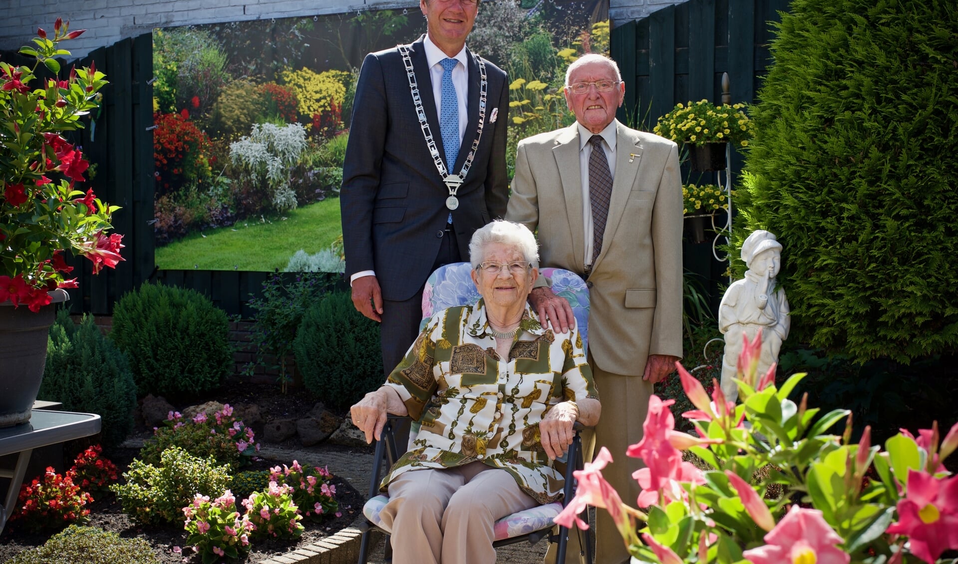Burgemeester Toon Mans kwam het echtpaar Koot feliciteren met hun 65-jarig huwelijk.