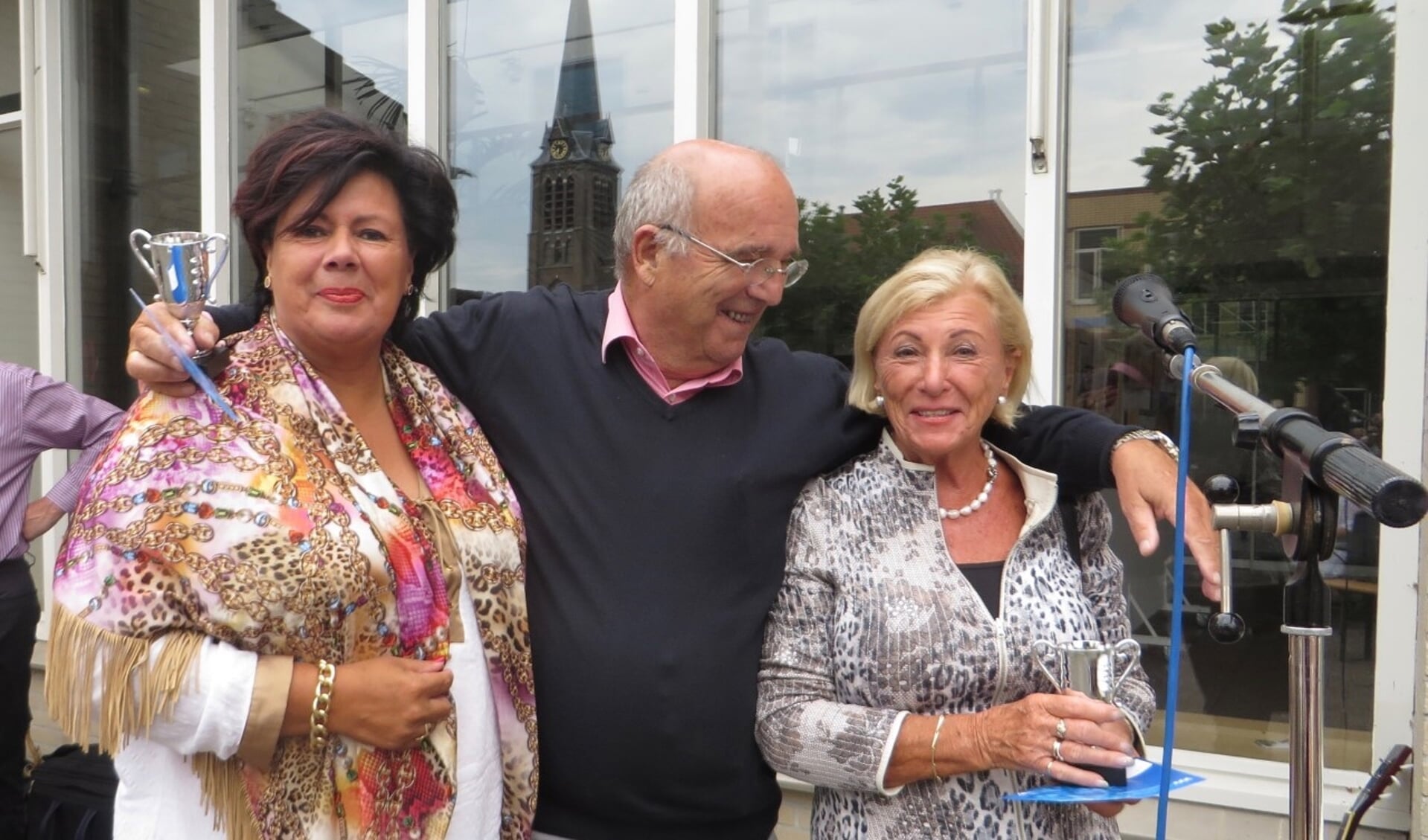 De twee winnaars van 2016: Wim Luijendijk (midden) en Gerda Zonneveld (rechts)