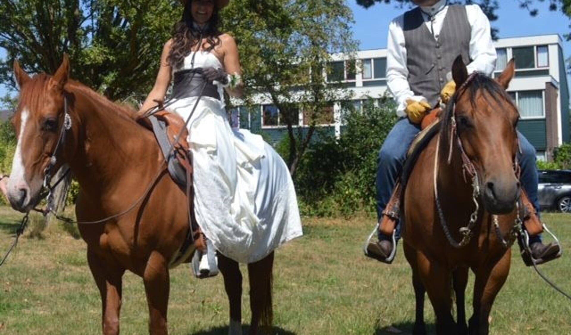 De bruid en bruidegom te paard