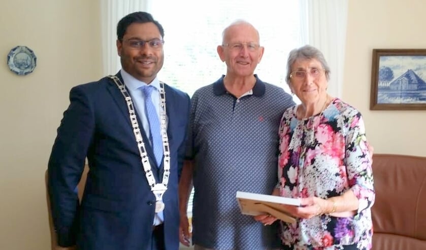 Loco-burgemeester Falgun Binnendijk overhandigde het echtpaar Beentjes-Beentjes hun trouwakte