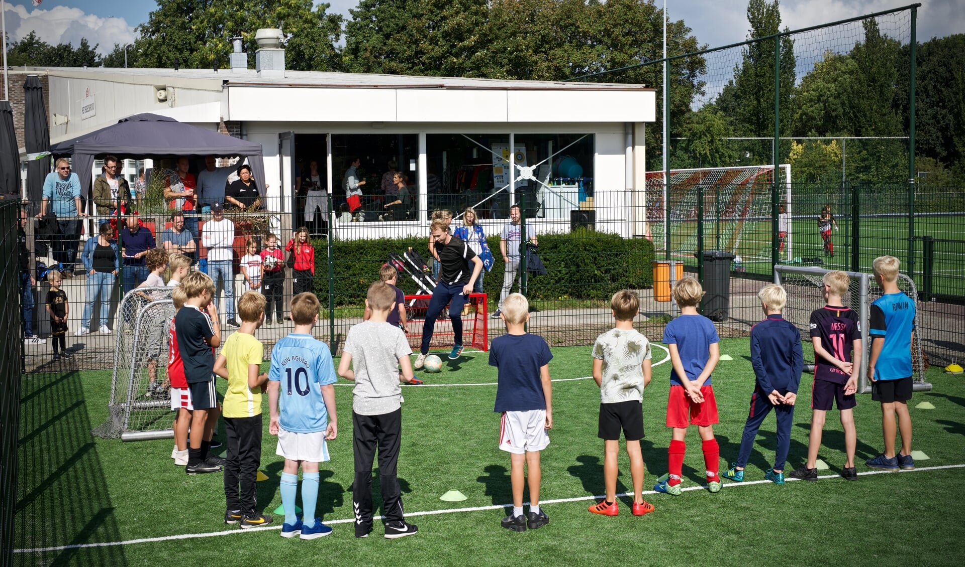 Voetbalartiest Hendrik Ploegaert gaf les in het voetbal spelen op een pannaveld. 