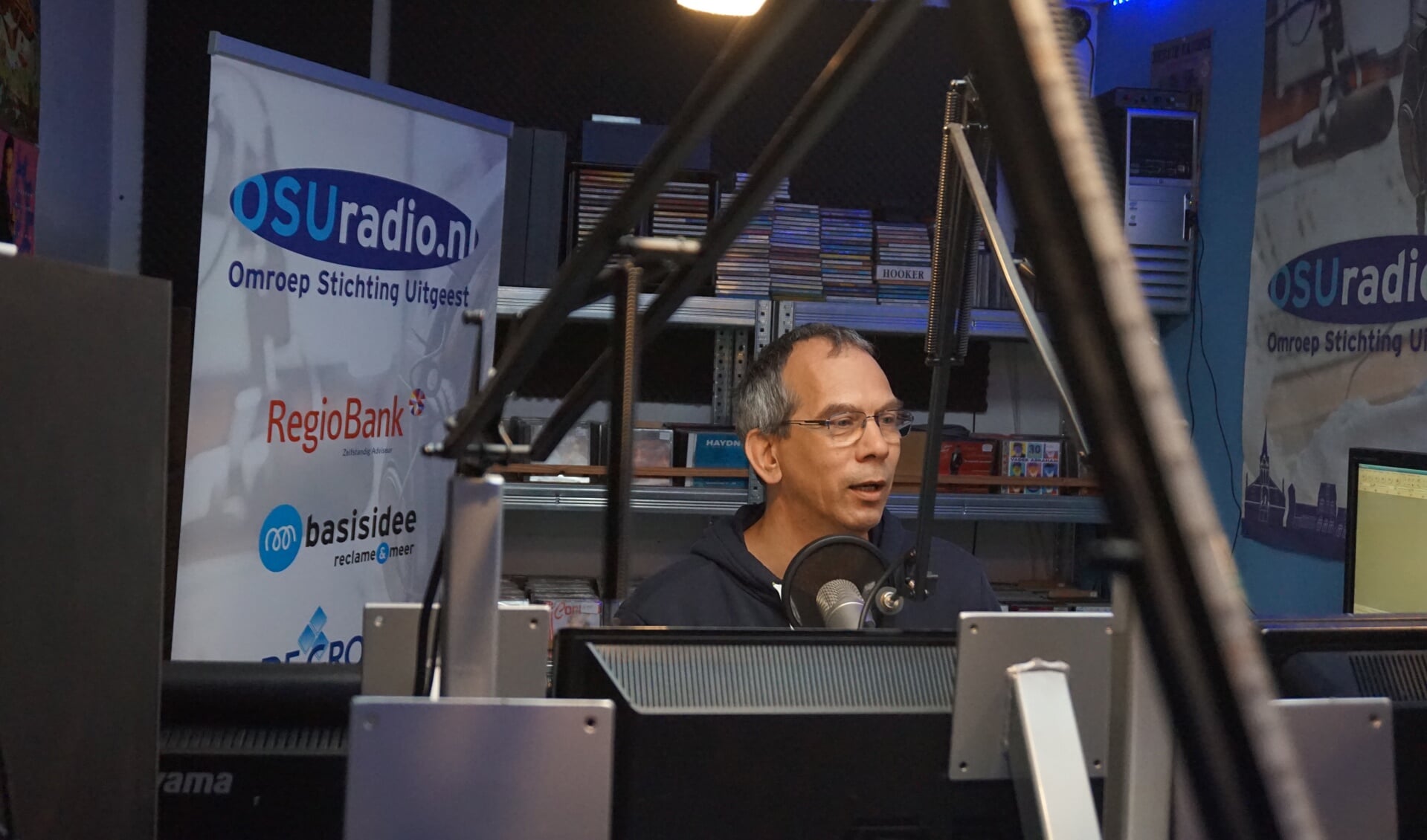 Richard Schmitt van OSUradio in de studio in Uitgeest