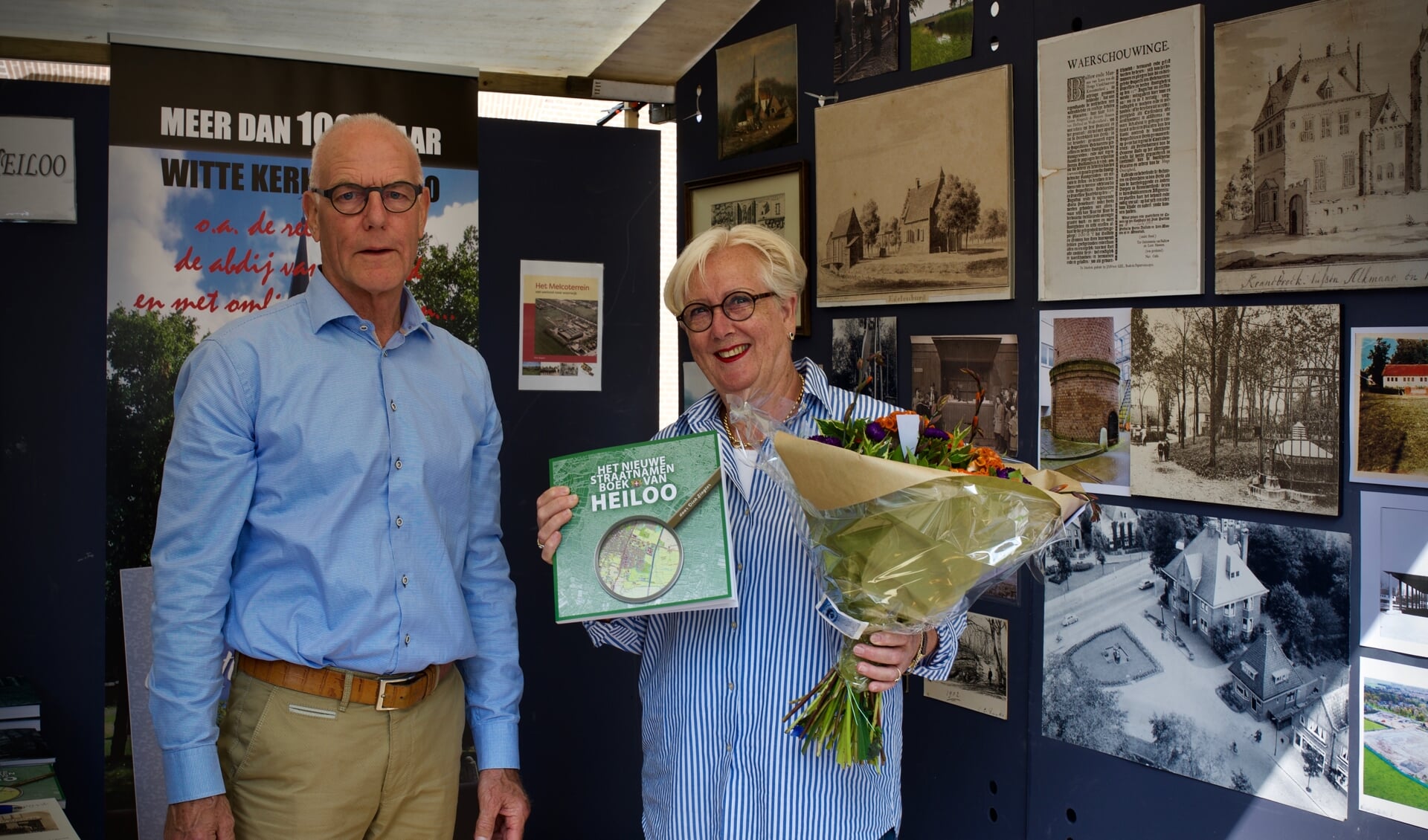 Paul Morsch overhandigde bloemen en het Nieuwe Straatnamenboek aan Marjanne de Jong.