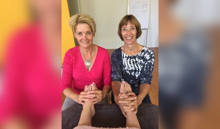 Jolanda van Velzen (l) en Rinske van der Eng (r) masseren op 6 en 7 oktober voor KWF.