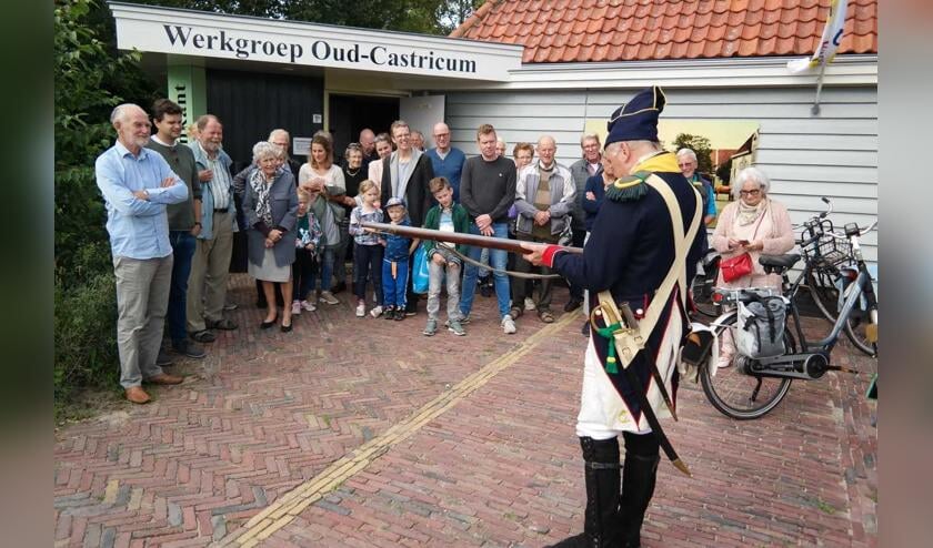 De Franse musketier Martin Blom, lid van de re-enactmentgroep, legt de werking van het musket uit.