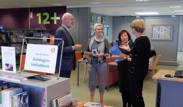 Het certificaat wordt overhandigd.