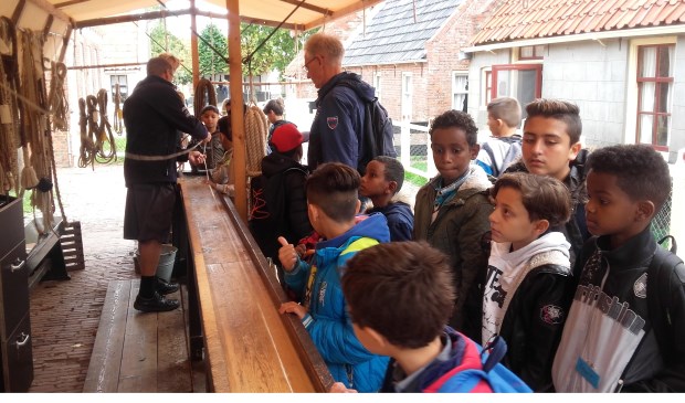 Bij de touwslager in het buitenmuseum.