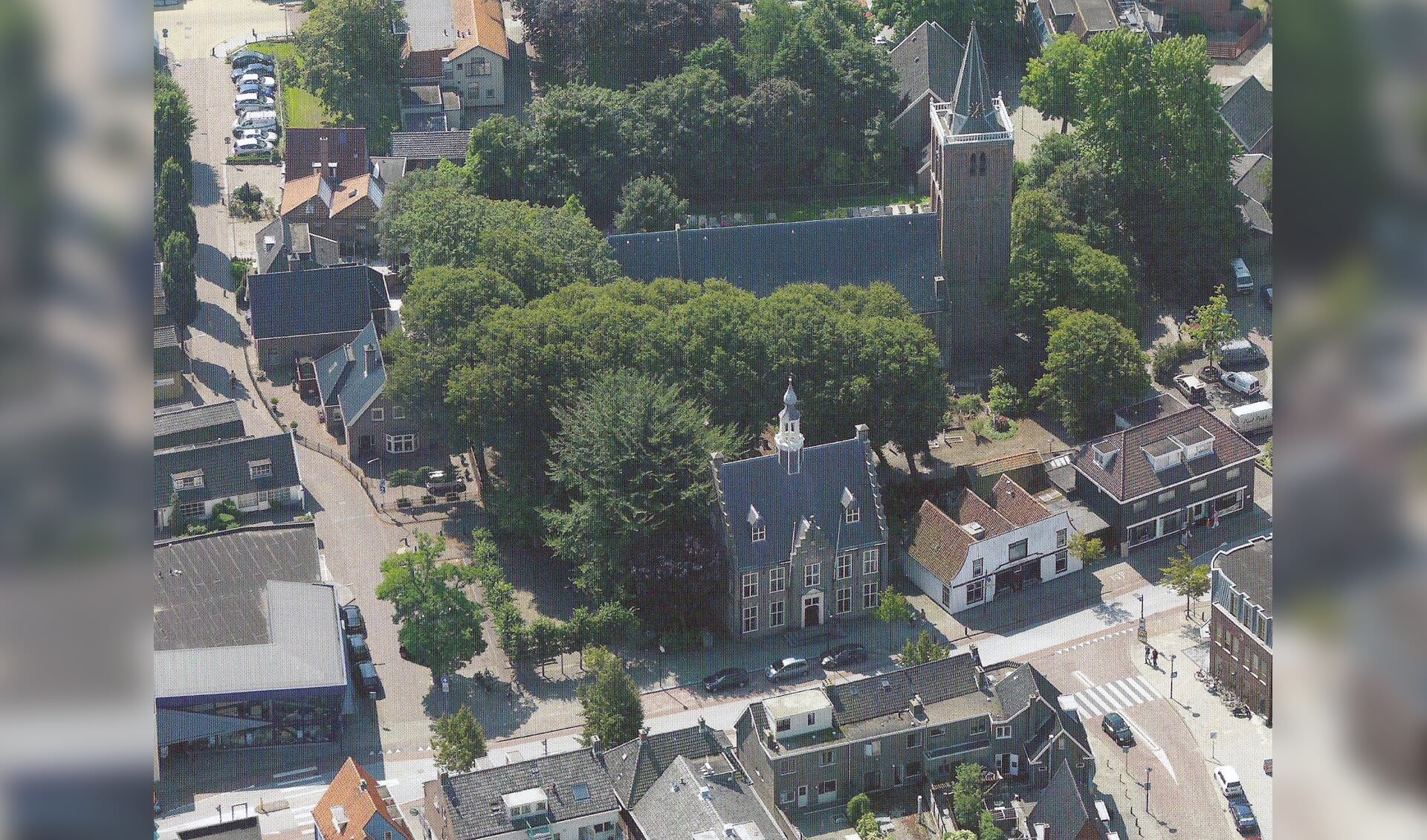 Ons dorp op een van de luchtfoto's van de nieuwe expositie.