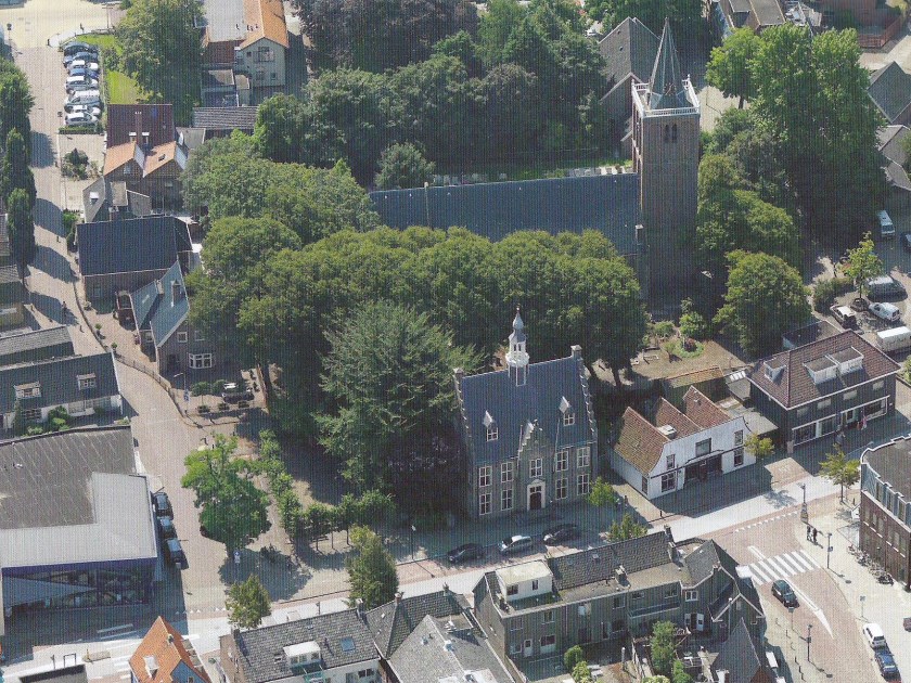 Ons dorp op een van de luchtfoto's van de nieuwe expositie.