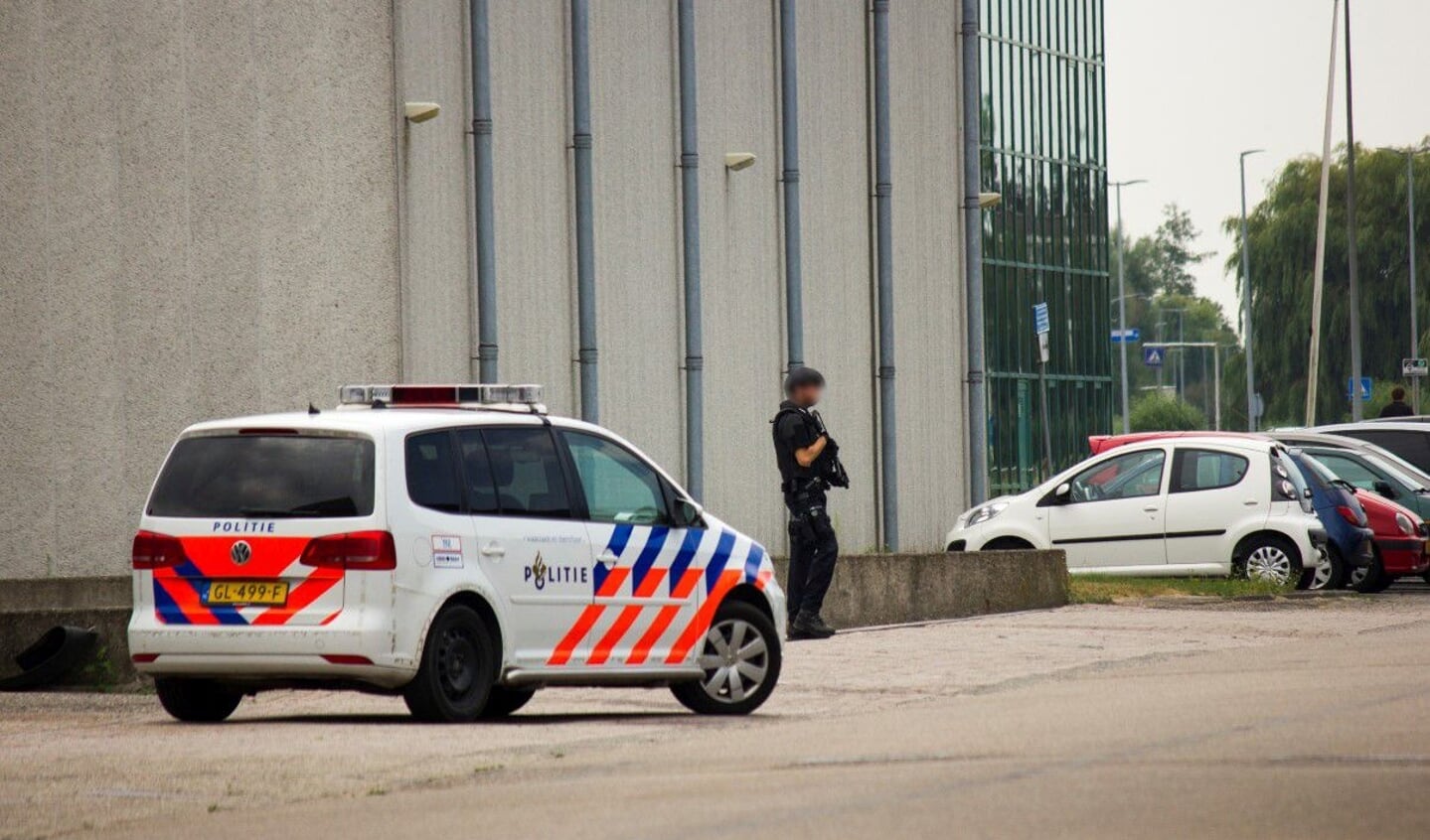 Zwaarbewapende agenten op het terrein van Van der Lem BV