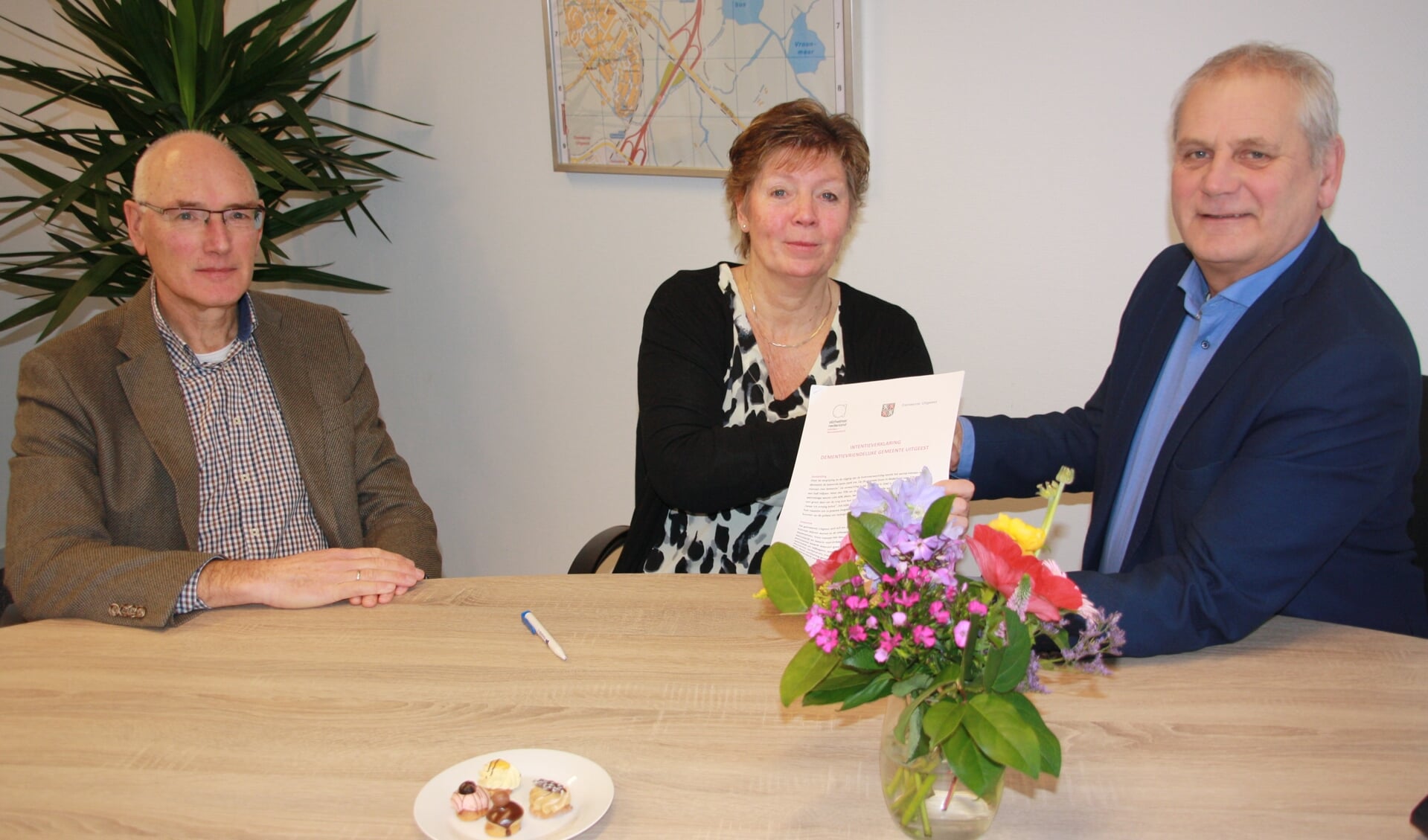 Van links naar rechts: Teije Hooghiemstra, bestuurslid Alzheimer Nederland afdeling Midden-Kennemerland, Marianne Hekman, voorzitter van dezelfde afdeling, en wethouder Cees Beentjes.  