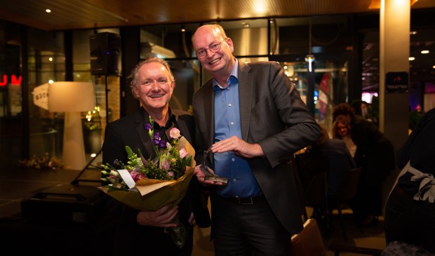 Links Maurice Karel, rechts Sander Brouwer, beiden van de Hooge Waerder. Sander showt de Bronzen Waaier.
