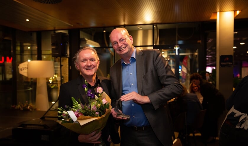 Links Maurice Karel, rechts Sander Brouwer, beiden van de Hooge Waerder. Sander showt de Bronzen Waaier.