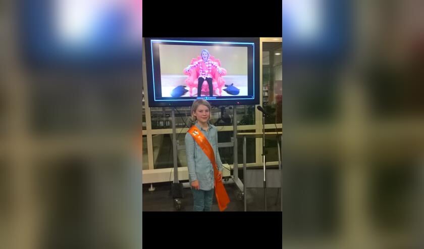 Kinderdirecteur Lotta Sengers, met de beelden van haar vlog op de achtergrond.