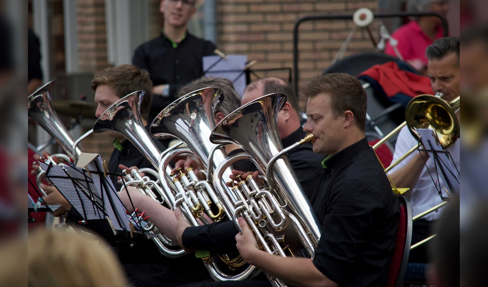 muzikanten van Backum Brass in actie op het laatste zomerconcert van muziekvereniging Emergo 