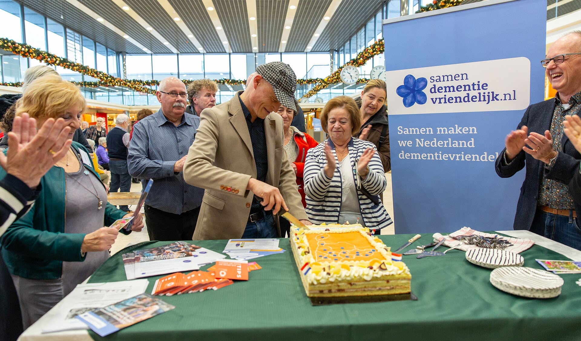 Met het aansnijden van een taart waarop de dementievriendelijke organisaties in Noord-Holland Noord zichtbaar waren, geeft wethouder Van der Veek uit Schagen het startschot voor de campagne.
