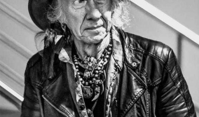 Henk Haanraads, 55 jaar met liefde voor gitaar en publiek.