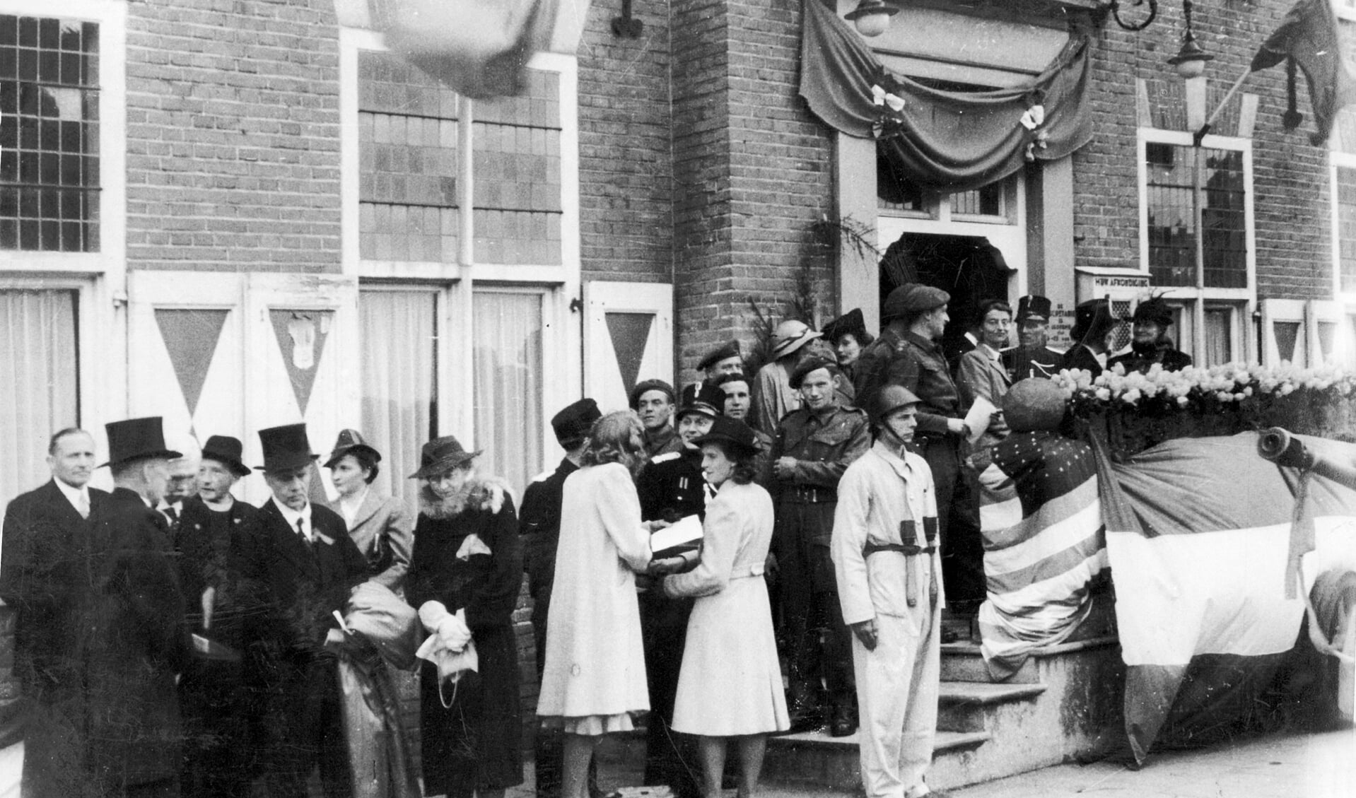 De Canadezen worden na de bevrijding van Castricum op 8 mei 1945 op het gemeentehuis ontvangen