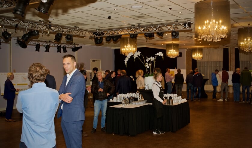 Belangstellenden komen een kijkje nemen tijdens de inloopavond in Hotel Fletcher Heiloo.