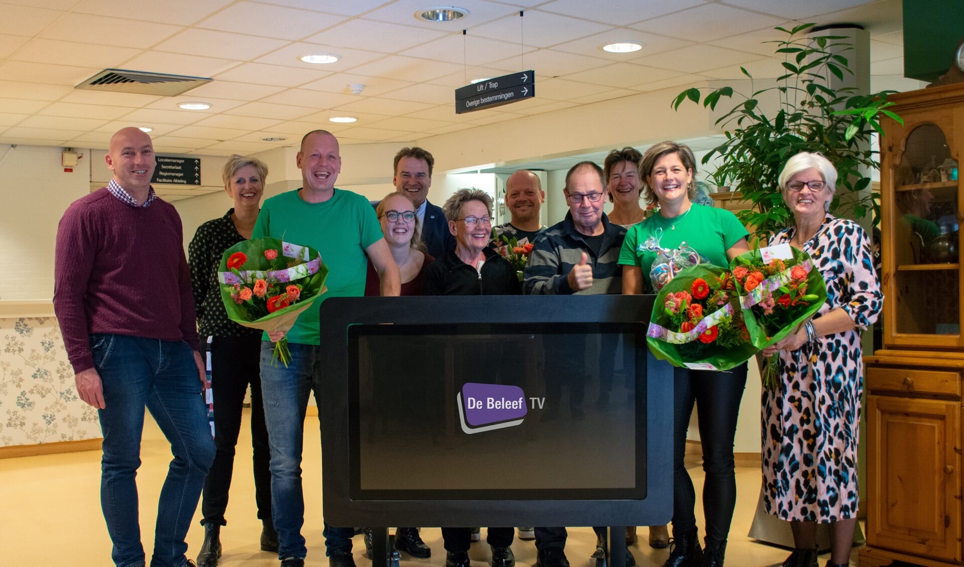Feestelijke overhandiging van de BeleefTV t.w.v. 11.000 euro bij zorginstelling Heemswijk in Heemskerk. De BeleefTV activeert en stimuleert mensen met dementie.
