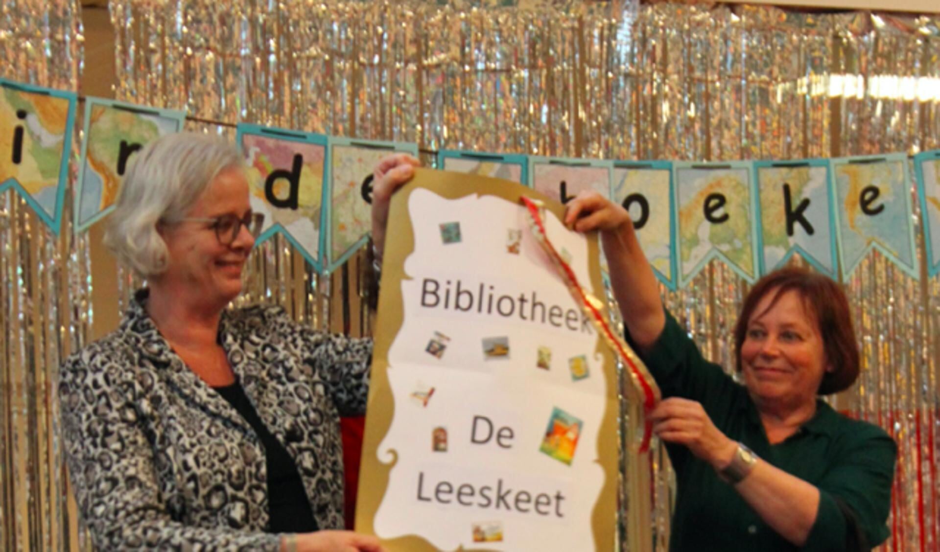 Onderwijswethouder Elly Beens en bibliotheekdirecteur Jeannette Braam openen de nieuwe schoolbibliotheek op CBS de Duif.