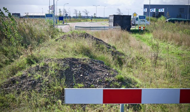 Ondernemers hopen dat De Middenweg op bedrijventerrein De Boekelermeer snel wordt opengesteld.  
