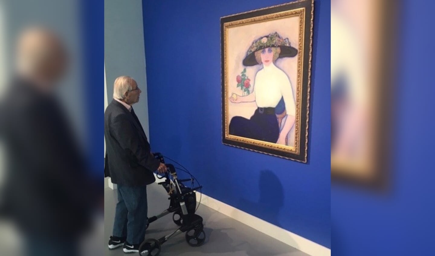 Dokter Naessens bezoekt regelmatig verschillende musea. Hier bekijkt hij werk van L. Gestel.